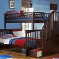 Детская мебель: двухъярусная кровать из массива, комод