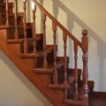 Лестница деревянная одномаршевая на косоурах