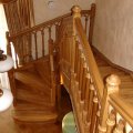 Деревянная лестница на тетивах с забежными ступенями и промежуточными площадками