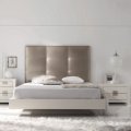 Спальная мебель: кровать, две тумбочки, комод